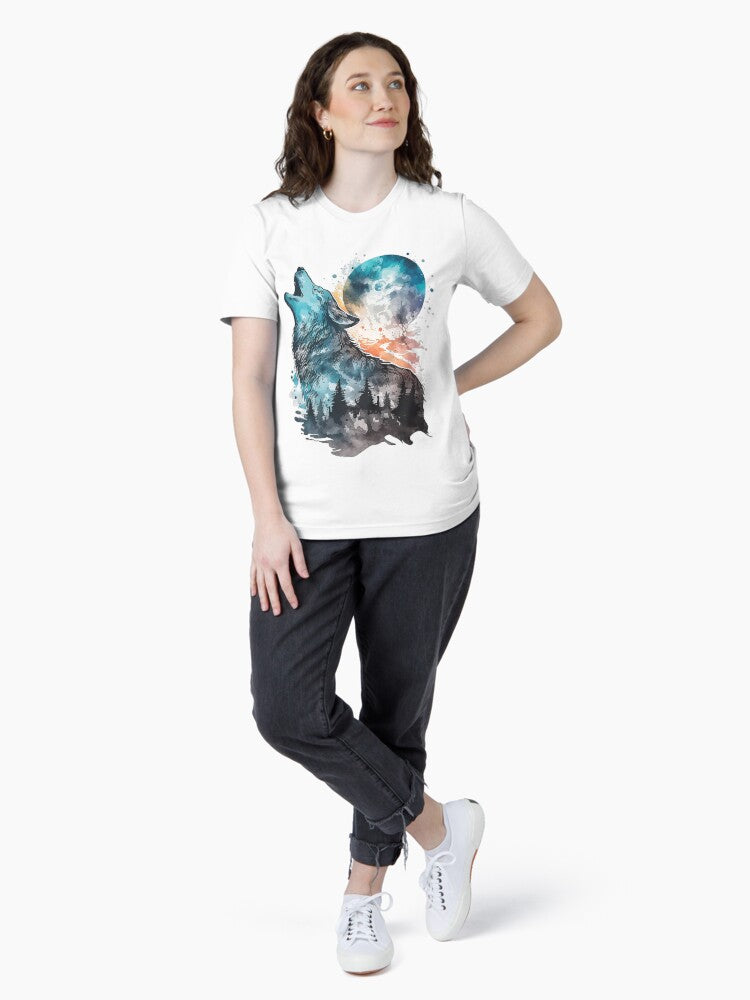 A Majestic Wolf Howling at the Moon Essential T-Shirt